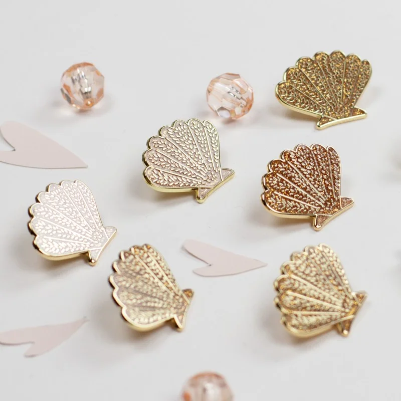 Pin’s coquillage doré pailleté" en laiton - My lovely thing – Image 3