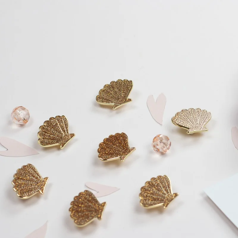 Pin’s coquillage doré pailleté" en laiton - My lovely thing – Image 2