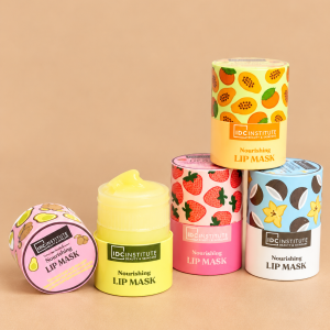 Masques à lèvres fruités sur fond beige