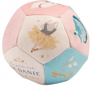 concept-store-idees-et-saveurs-moulin-roty-ballon-souple-10-cm-la-petite-ecole-de-danse-removebg-preview (1)