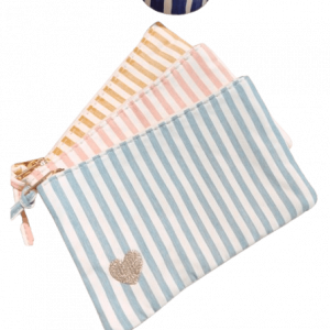 pochette-rayures-coeur-brode-bleue__1_-removebg-preview